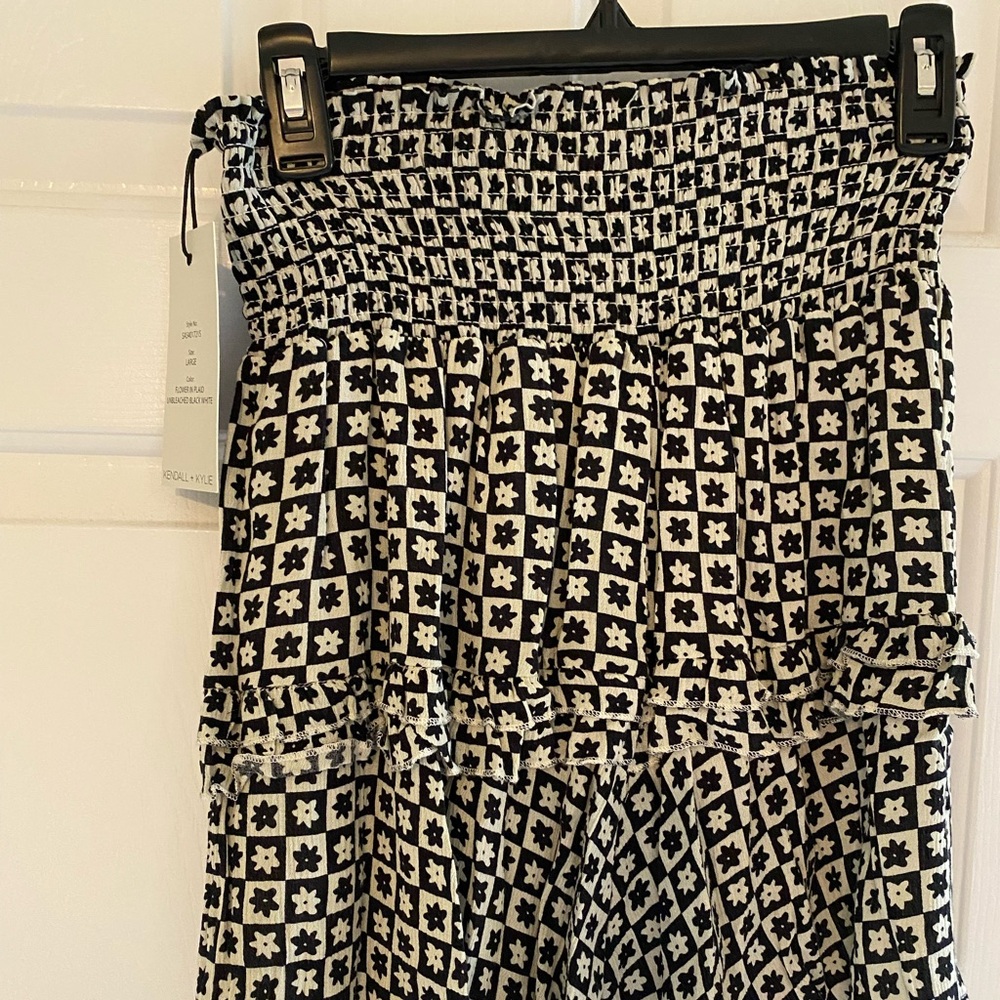 Kendal and Kylie Black and White  skirt with elastic waist. Size junior L. NWT